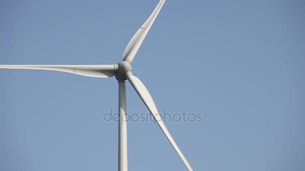 Windräder Erzeugen Erneuerbare Energie Der Ländlichen Landschaft — Stockvideo