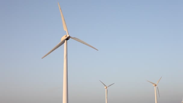 風力タービンは 田舎の風景を再生可能エネルギーを作成します — ストック動画