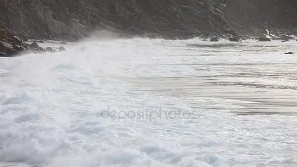 岩石海滩上的波浪接近视野 大西洋 — 图库视频影像