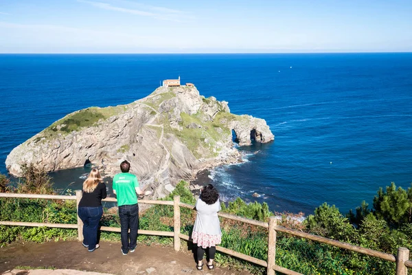 Turister som tittar på vid San Juan de Gaztelugatxe panoramautsikt — Stockfoto