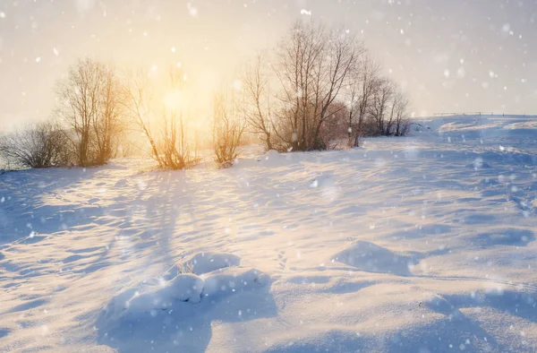 Inverno montanha nevado rural nascer do sol paisagem — Fotografia de Stock