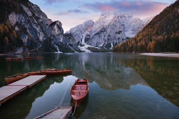 Alp dağ gölü, ahşap tekneler — Stok fotoğraf