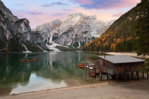 Chalet e barche in legno sul lago di montagna alpino — Foto Stock