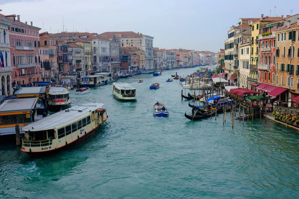 Panoramik deniz araçları ve gondol Realto Köprüsü'nden — Stok fotoğraf