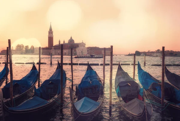 Widok klasyczny sunrise Venice z gondoli na fale i bokeh — Zdjęcie stockowe