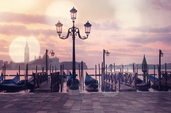 Venecia vista clásica del amanecer con góndolas en las olas y bokeh —  Fotos de Stock