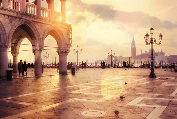 Salida del sol en la plaza San Marco con luces bokeh — Foto de Stock