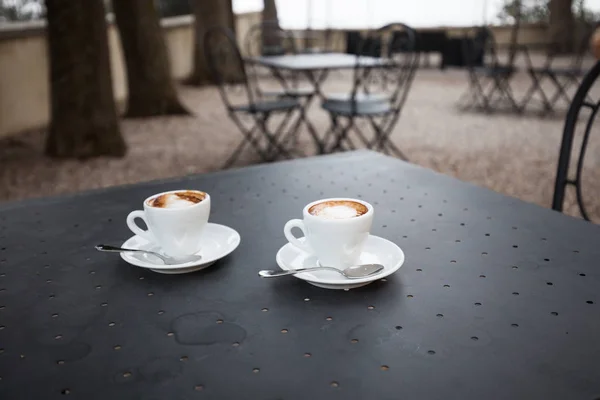 Кавова чашка на столі в садовому кафе — стокове фото