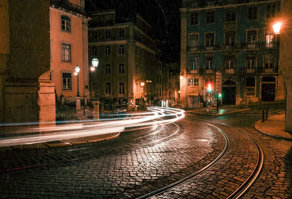 Vieille ville européenne rue à la nuit des pluies — Photo