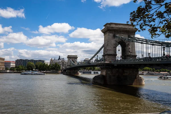 Pont de chaîne vue panoramique d'été — Photo