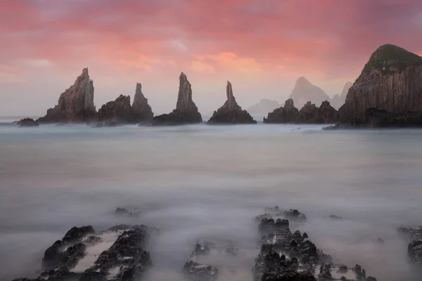 Puesta de sol en la playa de Gueirua — Foto de Stock