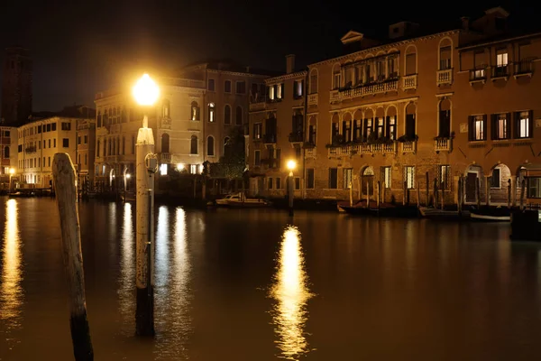 Veneza escuro rua velha — Fotografia de Stock