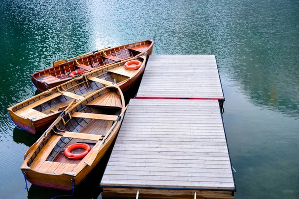 Alp dağ gölü, ahşap tekneler — Stok fotoğraf