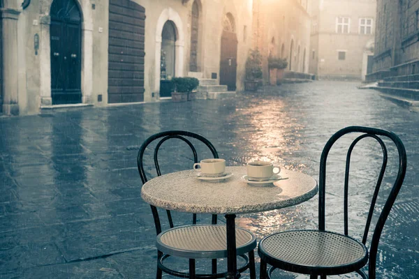 Café de rue pluvieux dans la vieille ville européenne — Photo