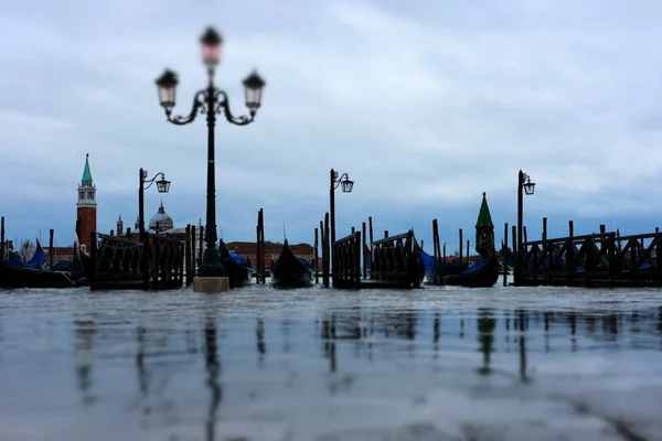 Gôndolas no cais da Praça San Marko — Fotografia de Stock