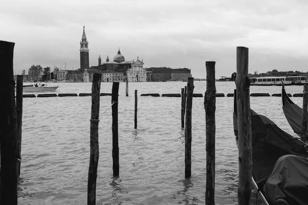 Imagen en blanco y negro de las góndolas en el muelle de la Plaza San Marco — Foto de Stock