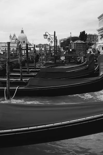 Чорно-біле зображення гондоли до пристані на площі Сан Марко — стокове фото