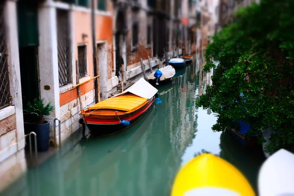 Traditional Venice boat at the canal — Stock Photo, Image