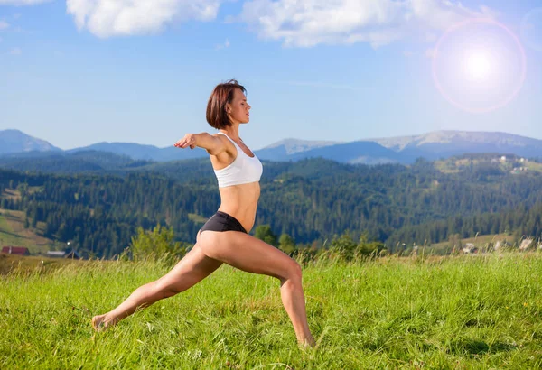 Mujer practicando yoga al aire libre — Foto de Stock