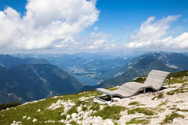 Mountain view s dřevěnou lavici horní. The alpine mountain view, Rakousko. — Stock fotografie