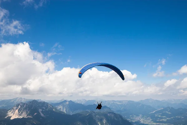 Paraglider flying on the deep blue sky — Stock Photo, Image