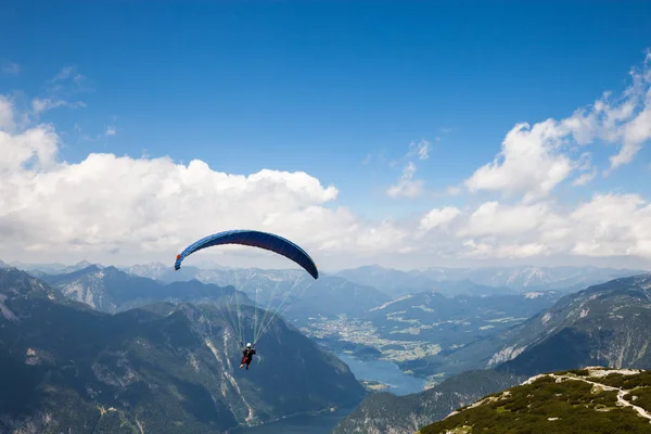 Paraglider flying on the deep blue sky — Stock Photo, Image