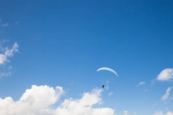Parapente voando no céu azul profundo — Fotografia de Stock
