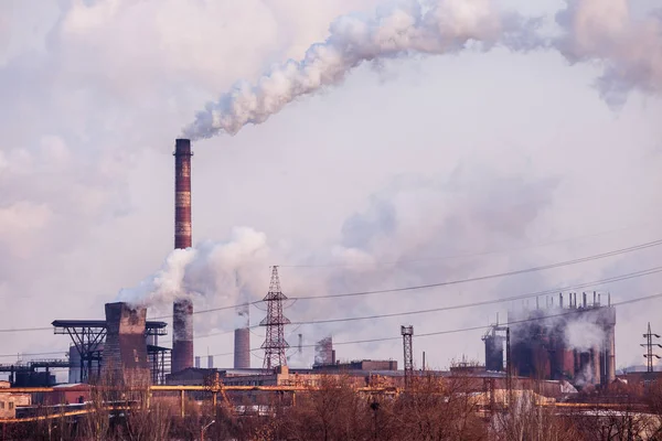 Rook stapels in een werkende fabriek uitstoot van stoom, smog en luchtvervuiling. — Stockfoto