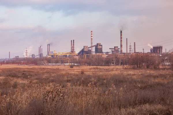 Pilas de humo en una fábrica de trabajo que emite vapor, smog y contaminación del aire . — Foto de Stock