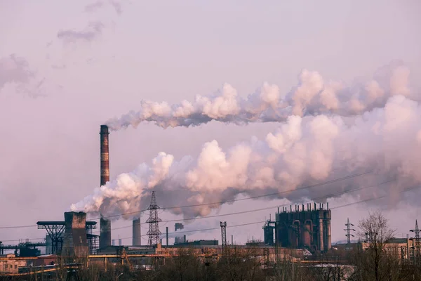 Cheminées de fumée dans une usine en activité émettant de la vapeur, du smog et de la pollution atmosphérique . — Photo