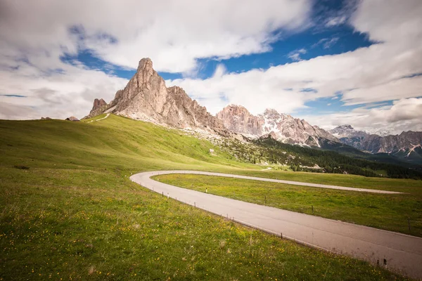 В итальянских Альпах провалилась дорога — стоковое фото