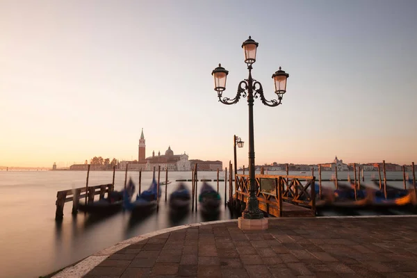 Veneza vista clássica do nascer do sol com gôndolas nas ondas — Fotografia de Stock