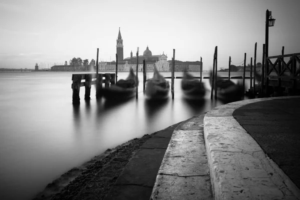 Venise vue classique avec gondoles sur les vagues — Photo