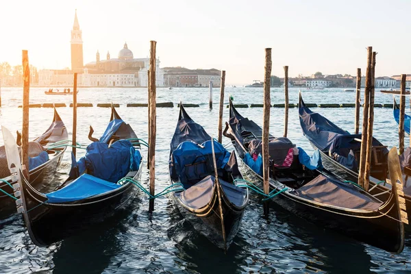 Venecia vista clásica de la salida del sol con góndolas en las olas —  Fotos de Stock