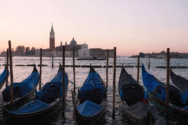 Venedig klassischer Sonnenaufgang mit Gondeln auf den Wellen — Stockfoto