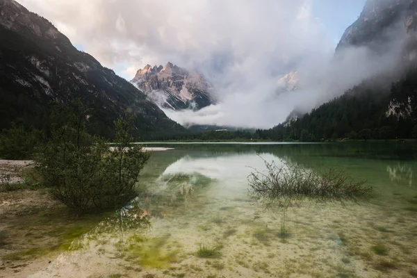 Lago de montaña alpino Lago di Landro con Cristallo Group en el fondo — Foto de Stock