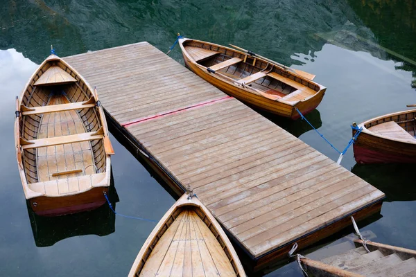 Barcos en el lago alpino de montaña —  Fotos de Stock