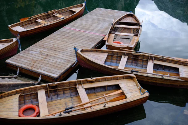 Barcos no lago de montanha alpino — Fotografia de Stock
