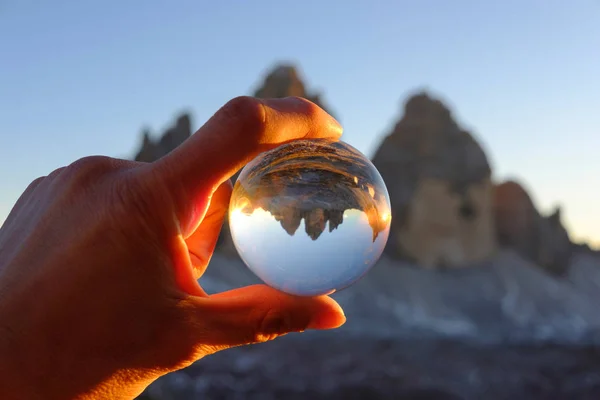 Tre Cime mountain view prostřednictvím křišťálové skleněné koule — Stock fotografie