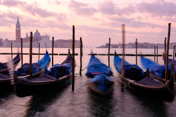 Veneza gôndola vista da cidade ao nascer do sol — Fotografia de Stock