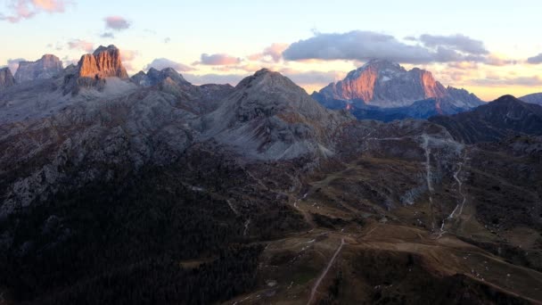 Vista Aérea Del Valle Nublado Montaña Los Alpes Dolomitas Italia — Vídeo de stock