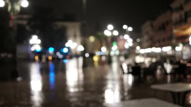 Menigte Onherkenbaar Regenachtige Avond Stad Straat Onscherpe Achtergrond — Stockvideo