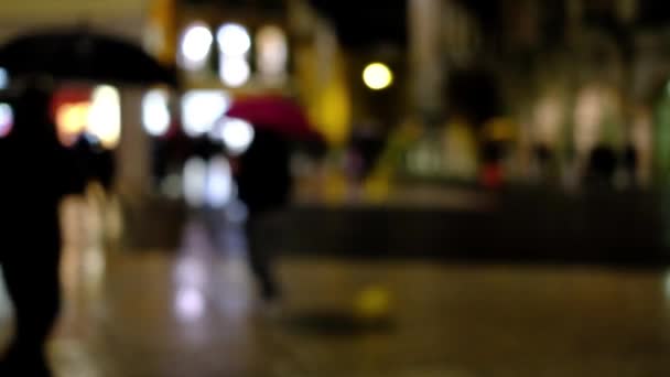 Πλήθη Αγνώριστος Ανθρώπους Στο Δρόμο Της Πόλης Βροχερή Νύχτα Θολή — Αρχείο Βίντεο