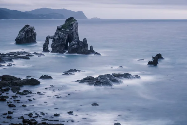 San Juan de Gaztelugatxe附近的洛基海岸。 Vizcaya，巴斯克国家，西班牙。 坎塔布里亚海景观 — 图库照片