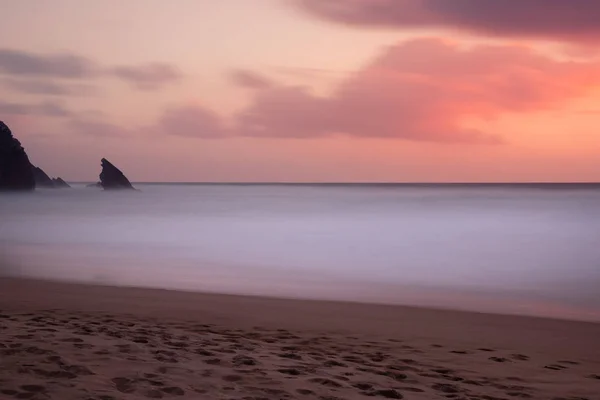 Puesta de sol en la costa rocosa de la playa de Adraga —  Fotos de Stock