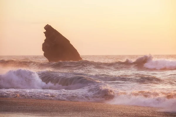 Pôr do sol na costa rochosa da praia de Adraga — Fotografia de Stock