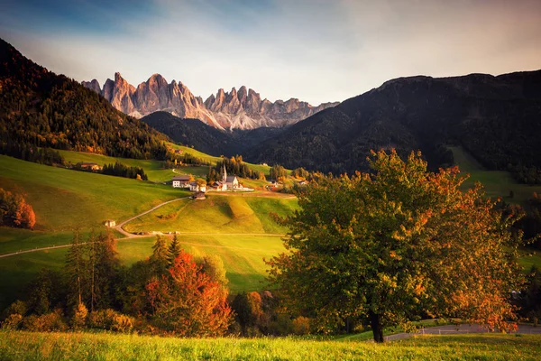 Countryside sunny view of the St. Magdalena, Santa Maddalena in the National Park Puez Odle — Stock Photo, Image