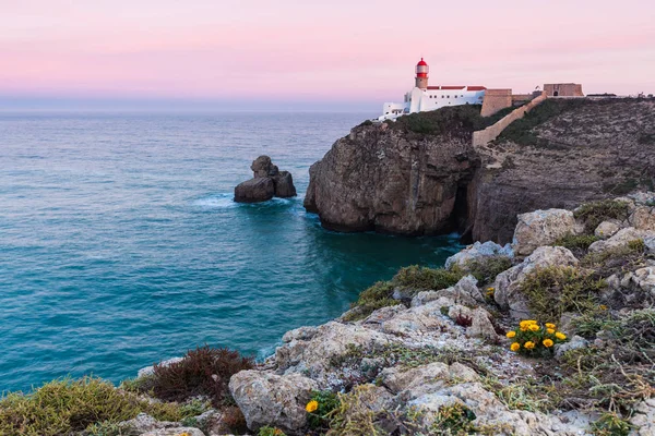 Vista do farol e falésias no Cabo de São Vicente ao pôr-do-sol. Ponto mais a sudoeste da Europa Continental, Sagres, Algarve, Portugal . — Fotografia de Stock