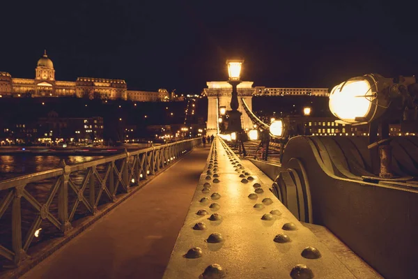 Old Chain Bridge en Budapest, Hungría Vista nocturna de la ciudad — Foto de Stock