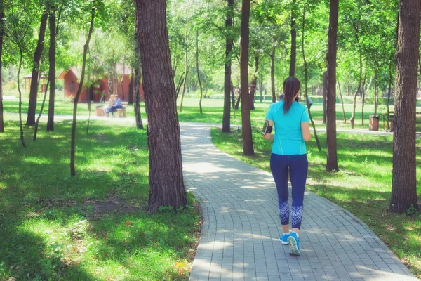 Fitness sportieve vrouw jogger Running bij outdoor joggingbaan in Park — Stockfoto